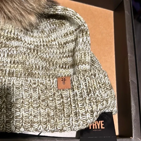 NIB Frye Genuine Leather CARD WALLET & BEANIE Brown & White Hat NEW IN BOX - Picture 6 of 6